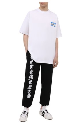 Мужская хлопковая футболка VETEMENTS белого цвета по цене 36300 руб., арт. UA52TR330W 1602/M | Фото 2 Мужская хлопковая футболка VETEMENTS белого цвета, арт. UA52TR330W 1602/M | Фото 2