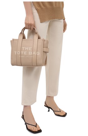 Женская сумка-тоут traveller mini MARC JACOBS (THE) бежевого цвета по цене 36300 руб., арт. H009L01SP21 | Фото 2 Женская сумка-тоут traveller mini MARC JACOBS (THE) бежевого цвета, арт. H009L01SP21 | Фото 2