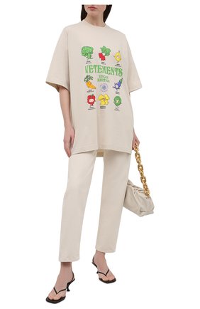 Женская хлопковая футболка VETEMENTS бежевого цвета по цене 41450 руб., арт. UA52TR380W 1611/W | Фото 2 Женская хлопковая футболка VETEMENTS бежевого цвета, арт. UA52TR380W 1611/W | Фото 2