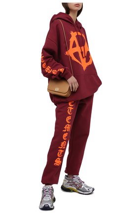 Женские хлопковые джоггеры VETEMENTS бордового цвета по цене 73850 руб., арт. UA52PA270R 1601/W | Фото 2 Женские хлопковые джоггеры VETEMENTS бордового цвета, арт. UA52PA270R 1601/W | Фото 2