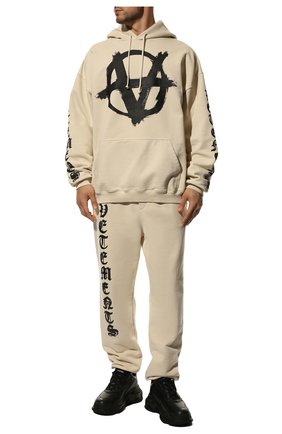 Мужские хлопковые джоггеры VETEMENTS кремвого цвета по цене 73850 руб., арт. UA52PA270W 1601/M | Фото 2 Мужские хлопковые джоггеры VETEMENTS кремвого цвета, арт. UA52PA270W 1601/M | Фото 2