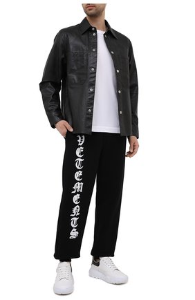 Мужские хлопковые джоггеры VETEMENTS черного цвета по цене 73850 руб., арт. UA52PA270B 1601/M | Фото 2 Мужские хлопковые джоггеры VETEMENTS черного цвета, арт. UA52PA270B 1601/M | Фото 2