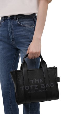 Женская сумка-тоут traveller mini MARC JACOBS (THE) черного цвета по цене 36300 руб., арт. H009L01SP21 | Фото 2 Женская сумка-тоут traveller mini MARC JACOBS (THE) черного цвета, арт. H009L01SP21 | Фото 2