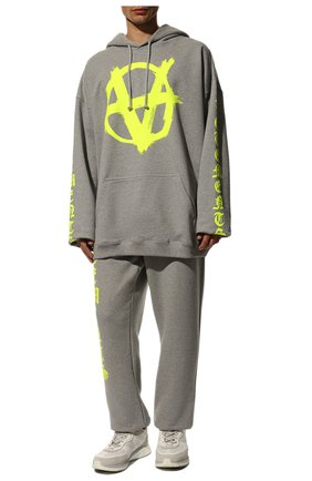 Мужские хлопковые джоггеры VETEMENTS серого цвета по цене 73850 руб., арт. UA52PA270G 1601/M | Фото 2 Мужские хлопковые джоггеры VETEMENTS серого цвета, арт. UA52PA270G 1601/M | Фото 2
