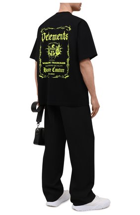 Мужская хлопковая футболка VETEMENTS черного цвета по цене 44050 руб., арт. UA52TR480X 1610/M | Фото 2 Мужская хлопковая футболка VETEMENTS черного цвета, арт. UA52TR480X 1610/M | Фото 2