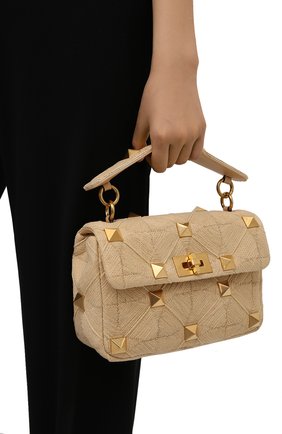 Женская сумка roman stud medium VALENTINO бежевого цвета по цене 209000 руб., арт. WW2B0I82/WEM | Фото 2 Женская сумка roman stud medium VALENTINO бежевого цвета, арт. WW2B0I82/WEM | Фото 2 (Ремень/цепочка: С цепочкой, На ремешке; Размер: medium; Сумки-технические: Сумки top-handle, Сумки через плечо; Материал: Текстиль)
