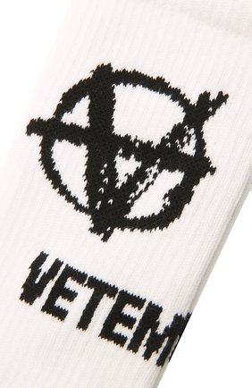 Мужские хлопковые носки VETEMENTS белого цвета по цене 8735 руб., арт. UA52S0300W 2906/M | Фото 2 Мужские хлопковые носки VETEMENTS белого цвета, арт. UA52S0300W 2906/M | Фото 2