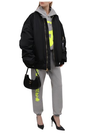 Женские хлопковые джоггеры VETEMENTS серого цвета по цене 73850 руб., арт. UA52PA270G 1601/W | Фото 2 Женские хлопковые джоггеры VETEMENTS серого цвета, арт. UA52PA270G 1601/W | Фото 2