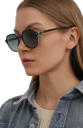 Женские солнцезащитные очки RAY-BAN коричневого цвета по цене 13700 руб., арт. 2195-13163M | Фото 2 Женские солнцезащитные очки RAY-BAN коричневого цвета, арт. 2195-13163M | Фото 2 (Тип очков: С/з; Очки форма: Круглые; Оптика Гендер: оптика-унисекс)