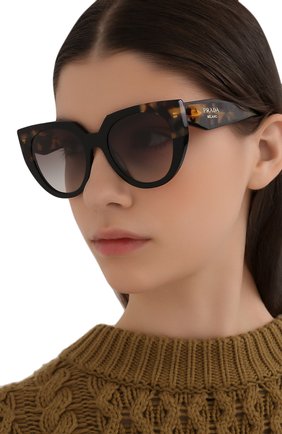 Женские солнцезащитные очки PRADA коричневого цвета, арт. 14WS-3890A7 | Фото 2 (Тип очков: С/з; Региональные ограничения белый список (Axapta Mercury): RU; Очки форма: Cat-eye; Оптика Гендер: оптика-женское)