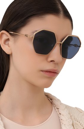Женские солнцезащитные очки VALENTINO золотого цвета по цене 42200 руб., арт. 2044-300480 | Фото 2 Женские солнцезащитные очки VALENTINO золотого цвета, арт. 2044-300480 | Фото 2 (Региональные ограничения белый список (Axapta Mercury): RU; Тип очков: С/з; Оптика Гендер: оптика-женское; Очки форма: Креативные, Бабочка)
