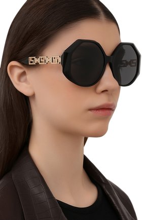 Женские солнцезащитные очки VERSACE черного цвета, арт. 4395-GB1/87 | Фото 2 (Тип очков: С/з; Региональные ограничения белый список (Axapta Mercury): RU; Очки форма: Креативные, Круглые; Оптика Гендер: оптика-женское)