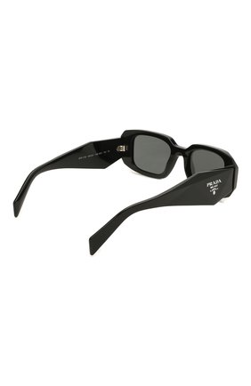 Женские солнцезащитные очки PRADA черного цвета, арт. 17WS-1AB5S0 | Фото 4 (Тип очков: С/з; Оптика Гендер: оптика-женское; Очки форма: Прямоугольные)