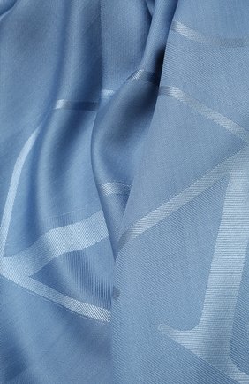 Женская шаль из шелка и шерсти VALENTINO синего цвета по цене 44200 руб., арт. WW2EB104/AJB | Фото 2 Женская шаль из шелка и шерсти VALENTINO синего цвета, арт. WW2EB104/AJB | Фото 2