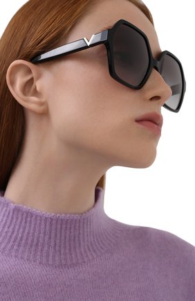 Женские солнцезащитные очки VALENTINO черного цвета, арт. 4088-30018G | Фото 2 (Тип очков: С/з; Региональные ограничения белый список (Axapta Mercury): RU; Очки форма: Бабочка, Креативные; Оптика Гендер: оптика-женское)