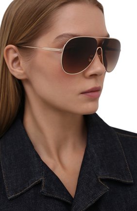 Женские солнцезащитные очки TOM FORD коричневого цвета, арт. TF824 28F | Фото 2 (Тип очков: С/з; Региональные ограничения белый список (Axapta Mercury): RU; Кросс-КТ: С/з-унисекс; Оптика Гендер: оптика-унисекс; Очки форма: Авиаторы)