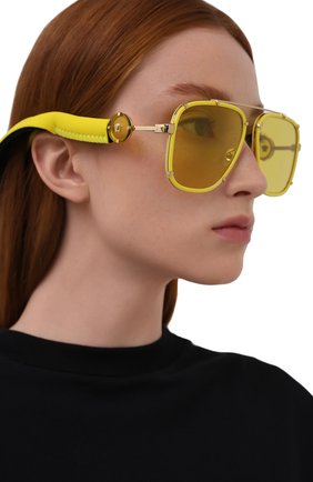 Женские солнцезащитные очки VERSACE желтого цвета по цене 25400 руб., арт. 2233-14736D | Фото 2 Женские солнцезащитные очки VERSACE желтого цвета, арт. 2233-14736D | Фото 2 (Тип очков: С/з; Оптика Гендер: оптика-унисекс; Очки форма: Авиаторы, Прямоугольные)