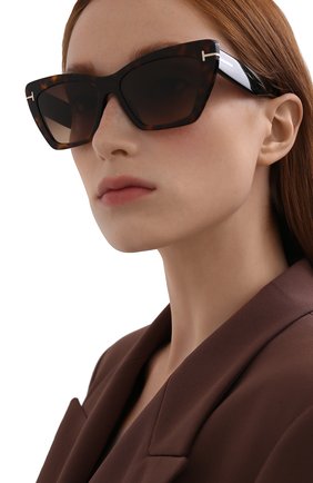 Женские солнцезащитные очки TOM FORD коричневого цвета, арт. TF871 52F | Фото 2 (Тип очков: С/з; Региональные ограничения белый список (Axapta Mercury): RU; Очки форма: Cat-eye; Оптика Гендер: оптика-женское)