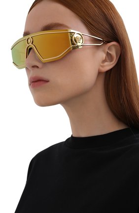 Женские солнцезащитные очки VERSACE золотого цвета по цене 22000 руб., арт. 2226-10027P | Фото 2 Женские солнцезащитные очки VERSACE золотого цвета, арт. 2226-10027P | Фото 2 (Тип очков: С/з; Очки форма: Маска, D-форма; Оптика Гендер: оптика-унисекс)