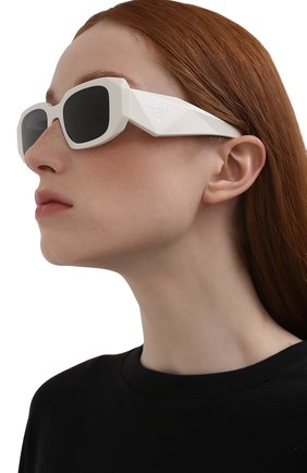 Женские солнцезащитные очки PRADA белого цвета, арт. 17WS-1425S0 | Фото 2 (Тип очков: С/з; Региональные ограничения белый список (Axapta Mercury): RU; Оптика Гендер: оптика-женское; Очки форма: Прямоугольные)