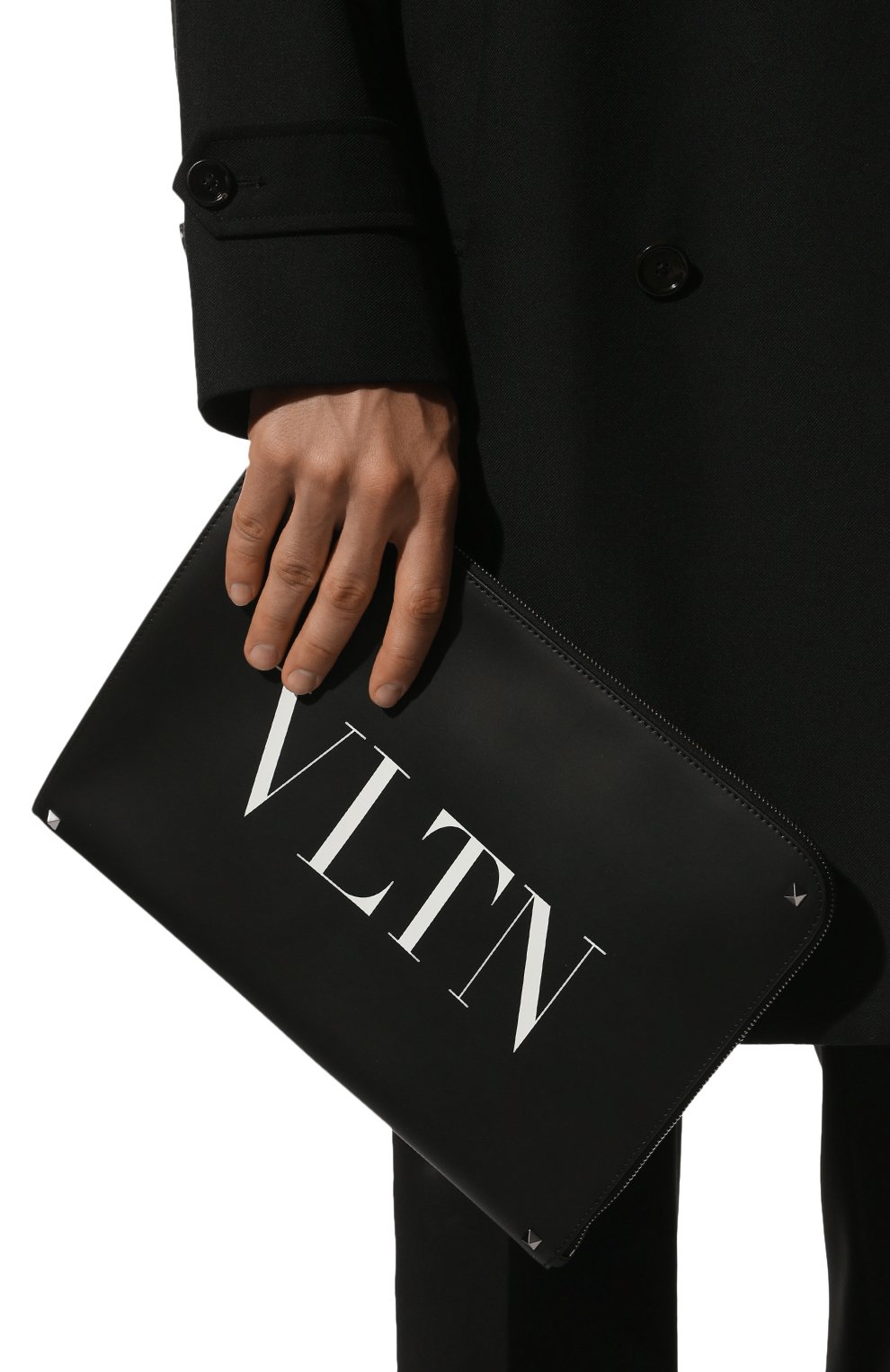 Мужская кожаная папка для документов VALENTINO черного цвета по цене 87350 руб., арт. WY2B0457/WJW | Фото 2 Мужская кожаная папка для документов VALENTINO черного цвета, арт. WY2B0457/WJW | Фото 2 (Размер: medium; Материал: Натуральная кожа)