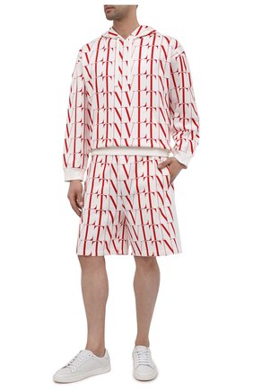 Мужские хлопковые шорты VALENTINO белого цвета по цене 72500 руб., арт. WV3MD02Q7J2 | Фото 2 Мужские хлопковые шорты VALENTINO белого цвета, арт. WV3MD02Q7J2 | Фото 2