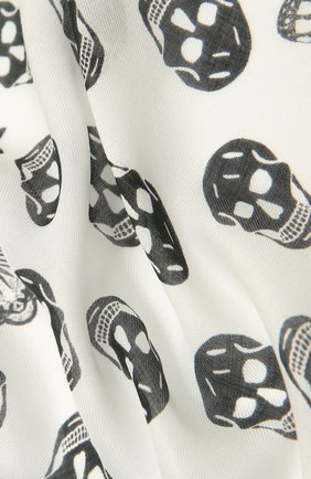 Женский платок ALEXANDER MCQUEEN черно-белого цвета по цене 20500 руб., арт. 665607/3418Q | Фото 2 Женский платок ALEXANDER MCQUEEN черно-белого цвета, арт. 665607/3418Q | Фото 2 (Материал: Текстиль; Принт: С принтом)