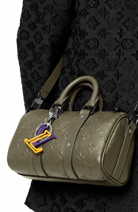 Мужской брелок lv line LOUIS VUITTON разноцветного цвета по цене 23800 руб., арт. MP3018 | Фото 2 Мужской брелок lv line LOUIS VUITTON разноцветного цвета, арт. MP3018 | Фото 2