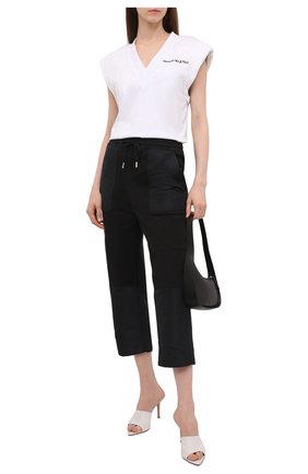 Женские хлопковые брюки ALEXANDER MCQUEEN черного цвета по цене 56900 руб., арт. 662148/QLABG | Фото 2 Женские хлопковые брюки ALEXANDER MCQUEEN черного цвета, арт. 662148/QLABG | Фото 2 (Материал внешний: Хлопок; Женское Кросс-КТ: Брюки-одежда; Силуэт Ж (брюки и джинсы): Прямые; Стили: Спорт-шик; Длина (брюки, джинсы): Укороченные)