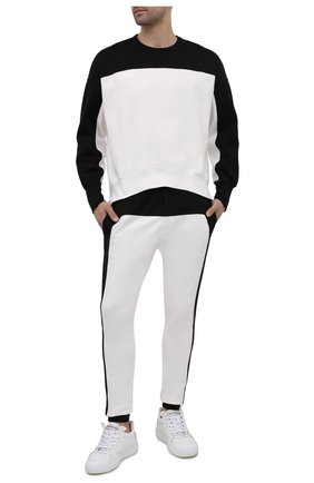 Мужские хлопковые джоггеры ALEXANDER MCQUEEN черно-белого цвета по цене 69700 руб., арт. 662573/QRX87 | Фото 2 Мужские хлопковые джоггеры ALEXANDER MCQUEEN черно-белого цвета, арт. 662573/QRX87 | Фото 2 (Длина (брюки, джинсы): Стандартные; Материал внешний: Хлопок; Силуэт М (брюки): Джоггеры; Мужское Кросс-КТ: Брюки-трикотаж; Стили: Спорт-шик)