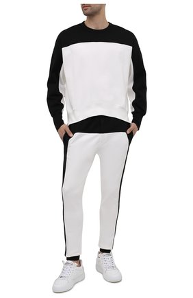 Мужские хлопковые джоггеры ALEXANDER MCQUEEN черно-белого цвета, арт. 662573/QRX87 | Фото 2 (Длина (брюки, джинсы): Стандартные; Материал внешний: Хлопок; Стили: Спорт-шик; Силуэт М (брюки): Джоггеры)