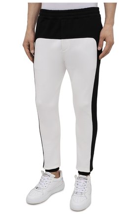 Мужские хлопковые джоггеры ALEXANDER MCQUEEN черно-белого цвета, арт. 662573/QRX87 | Фото 3 (Длина (брюки, джинсы): Стандартные; Материал внешний: Хлопок; Стили: Спорт-шик; Силуэт М (брюки): Джоггеры)