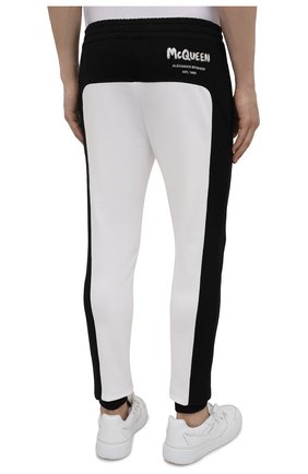 Мужские хлопковые джоггеры ALEXANDER MCQUEEN черно-белого цвета, арт. 662573/QRX87 | Фото 4 (Длина (брюки, джинсы): Стандартные; Материал внешний: Хлопок; Стили: Спорт-шик; Силуэт М (брюки): Джоггеры)