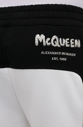 Мужские хлопковые джоггеры ALEXANDER MCQUEEN черно-белого цвета, арт. 662573/QRX87 | Фото 5 (Длина (брюки, джинсы): Стандартные; Материал внешний: Хлопок; Стили: Спорт-шик; Силуэт М (брюки): Джоггеры)