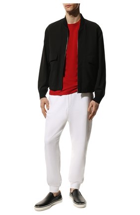 Мужские хлопковые джоггеры ALEXANDER MCQUEEN белого цвета по цене 55500 руб., арт. 642664/QRX75 | Фото 2 Мужские хлопковые джоггеры ALEXANDER MCQUEEN белого цвета, арт. 642664/QRX75 | Фото 2 (Материал внешний: Хлопок; Силуэт М (брюки): Джоггеры; Мужское Кросс-КТ: Брюки-трикотаж; Кросс-КТ: Спорт; Стили: Спорт-шик; Длина (брюки, джинсы): Стандартные)