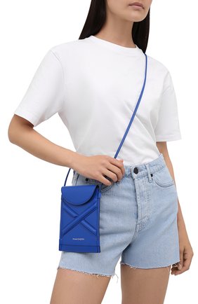 Женская сумка curve bucket micro ALEXANDER MCQUEEN темно-синего цвета по цене 39350 руб., арт. 666362/1YB49 | Фото 2 Женская сумка curve bucket micro ALEXANDER MCQUEEN темно-синего цвета, арт. 666362/1YB49 | Фото 2 (Материал: Натуральная кожа; Ремень/цепочка: На ремешке; Размер: mini; Сумки-технические: Сумки через плечо)