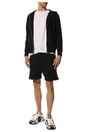 Мужские хлопковые шорты ALEXANDER MCQUEEN черного цвета по цене 49750 руб., арт. 642668/QRX75 | Фото 2 Мужские хлопковые шорты ALEXANDER MCQUEEN черного цвета, арт. 642668/QRX75 | Фото 2 (Материал внешний: Хлопок; Длина Шорты М: До колена; Кросс-КТ: Трикотаж; Принт: Без принта; Стили: Спорт-шик)