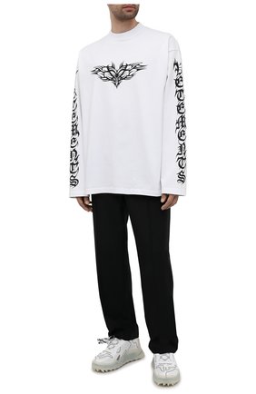 Мужская хлопковый лонгслив VETEMENTS белого цвета по цене 51850 руб., арт. UA52TR590W 1604/M | Фото 2 Мужская хлопковый лонгслив VETEMENTS белого цвета, арт. UA52TR590W 1604/M | Фото 2