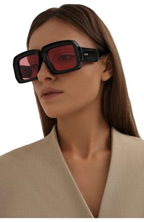 Женские солнцезащитные очки loewe x paula's ibiza LOEWE черного цвета по цене 33200 руб., арт. LW40064U | Фото 2 Женские солнцезащитные очки loewe x paula's ibiza LOEWE черного цвета, арт. LW40064U | Фото 2