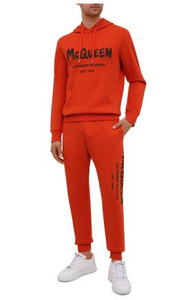 Мужской хлопковое худи ALEXANDER MCQUEEN оранжевого цвета по цене 65450 руб., арт. 665401/QRZ71 | Фото 2 Мужской хлопковое худи ALEXANDER MCQUEEN оранжевого цвета, арт. 665401/QRZ71 | Фото 2 (Материал внешний: Хлопок; Длина (для топов): Стандартные; Рукава: Длинные; Мужское Кросс-КТ: Худи-одежда; Стили: Спорт-шик; Принт: С принтом)