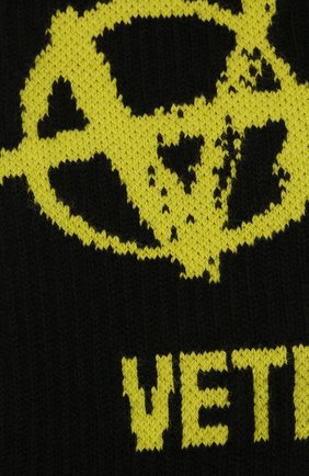 Мужские хлопковые носки VETEMENTS черного цвета по цене 7915 руб., арт. UA52S0300X 2906/M | Фото 2 Мужские хлопковые носки VETEMENTS черного цвета, арт. UA52S0300X 2906/M | Фото 2 (Материал внешний: Хлопок; Кросс-КТ: бельё)