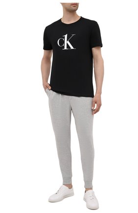 Мужские домашние джоггеры CALVIN KLEIN серого цвета по цене 8215 руб., арт. NM2092E | Фото 2 Мужские домашние джоггеры CALVIN KLEIN серого цвета, арт. NM2092E | Фото 2 (Материал внешний: Хлопок, Синтетический материал; Длина (брюки, джинсы): Укороченные; Кросс-КТ: домашняя одежда)