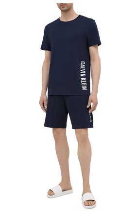 Мужские хлопковые шорты CALVIN KLEIN темно-синего цвета по цене 6145 руб., арт. KM0KM00602 | Фото 2 Мужские хлопковые шорты CALVIN KLEIN темно-синего цвета, арт. KM0KM00602 | Фото 2