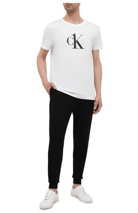 Мужская хлопковая футболка CALVIN KLEIN белого цвета по цене 4780 руб., арт. KM0KM00646 | Фото 2 Мужская хлопковая футболка CALVIN KLEIN белого цвета, арт. KM0KM00646 | Фото 2