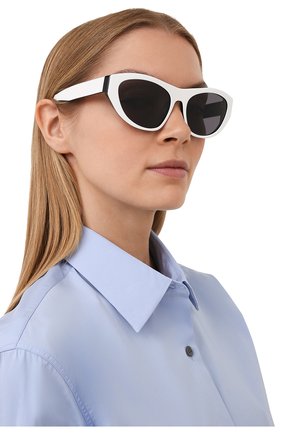 Женские солнцезащитные очки GCDS черно-белого цвета, арт. GD0010 21A | Фото 2 (Кросс-КТ: С/з-унисекс; Региональные ограничения белый список (Axapta Mercury): RU; Тип очков: С/з; Очки форма: Cat-eye; Оптика Гендер: оптика-унисекс)