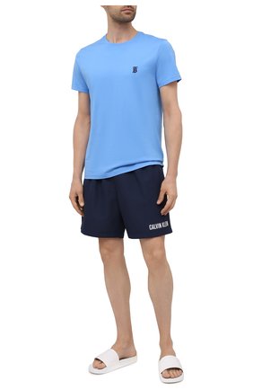 Мужские плавки-шорты CALVIN KLEIN темно-синего цвета по цене 9550 руб., арт. KM0KM00552 | Фото 2 Мужские плавки-шорты CALVIN KLEIN темно-синего цвета, арт. KM0KM00552 | Фото 2