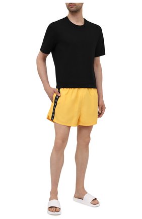 Мужские плавки-шорты CALVIN KLEIN желтого цвета, арт. KM0KM00556 | Фото 2 (Материал внешний: Синтетический материал; Принт: Без принта; Мужское Кросс-КТ: плавки-шорты)
