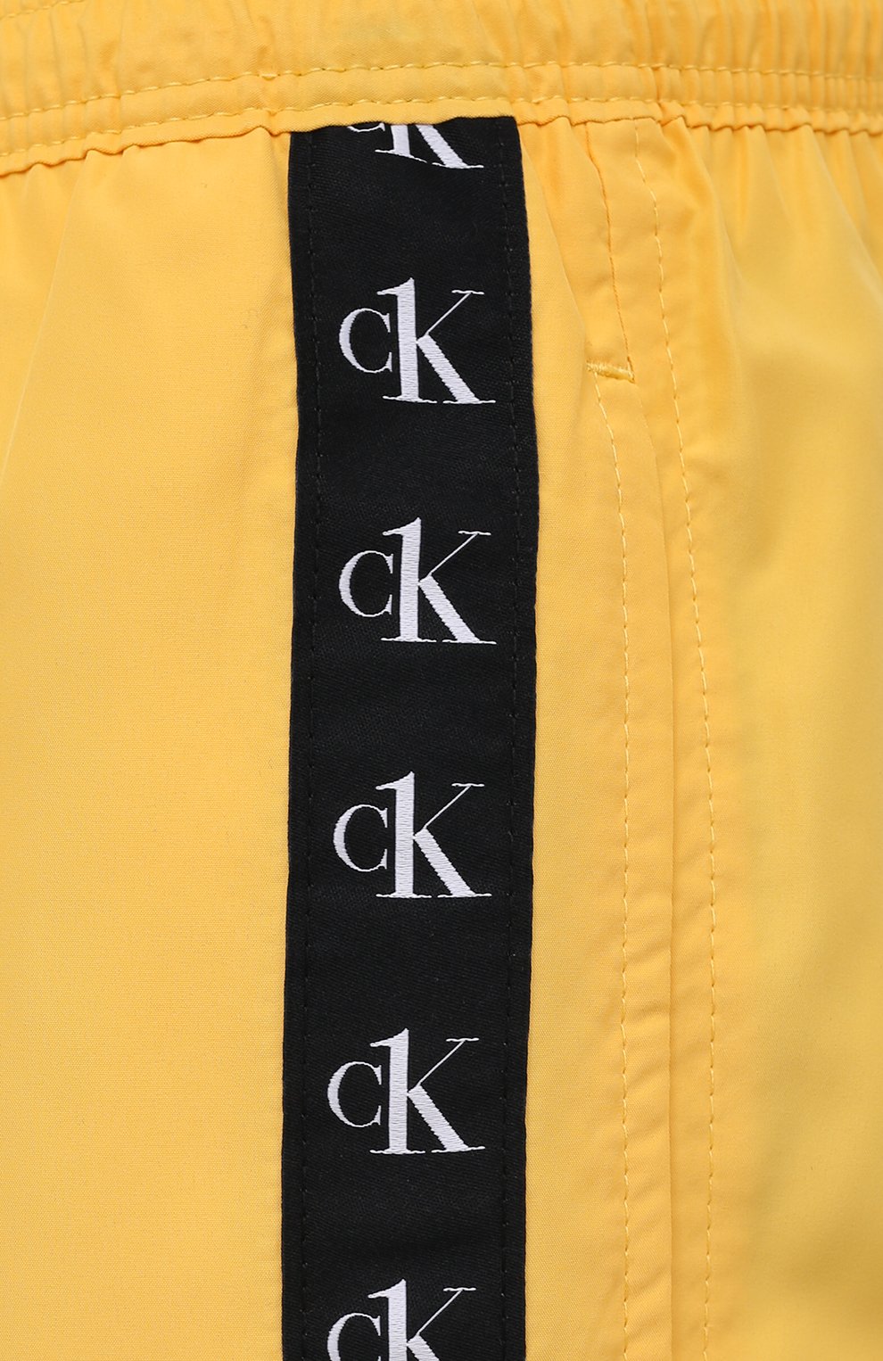 Мужские плавки-шорты CALVIN KLEIN желтого цвета, арт. KM0KM00556 | Фото 5 (Принт: Без принта; Материал внешний: Синтетический материал; Мужское Кросс-КТ: плавки-шорты)