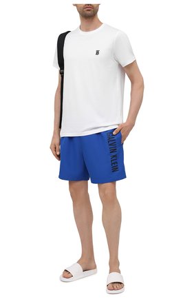 Мужские плавки-шорты CALVIN KLEIN синего цвета по цене 8190 руб., арт. KM0KM00570 | Фото 2 Мужские плавки-шорты CALVIN KLEIN синего цвета, арт. KM0KM00570 | Фото 2