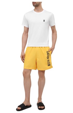 Мужские плавки-шорты CALVIN KLEIN желтого цвета по цене 8190 руб., арт. KM0KM00570 | Фото 2 Мужские плавки-шорты CALVIN KLEIN желтого цвета, арт. KM0KM00570 | Фото 2